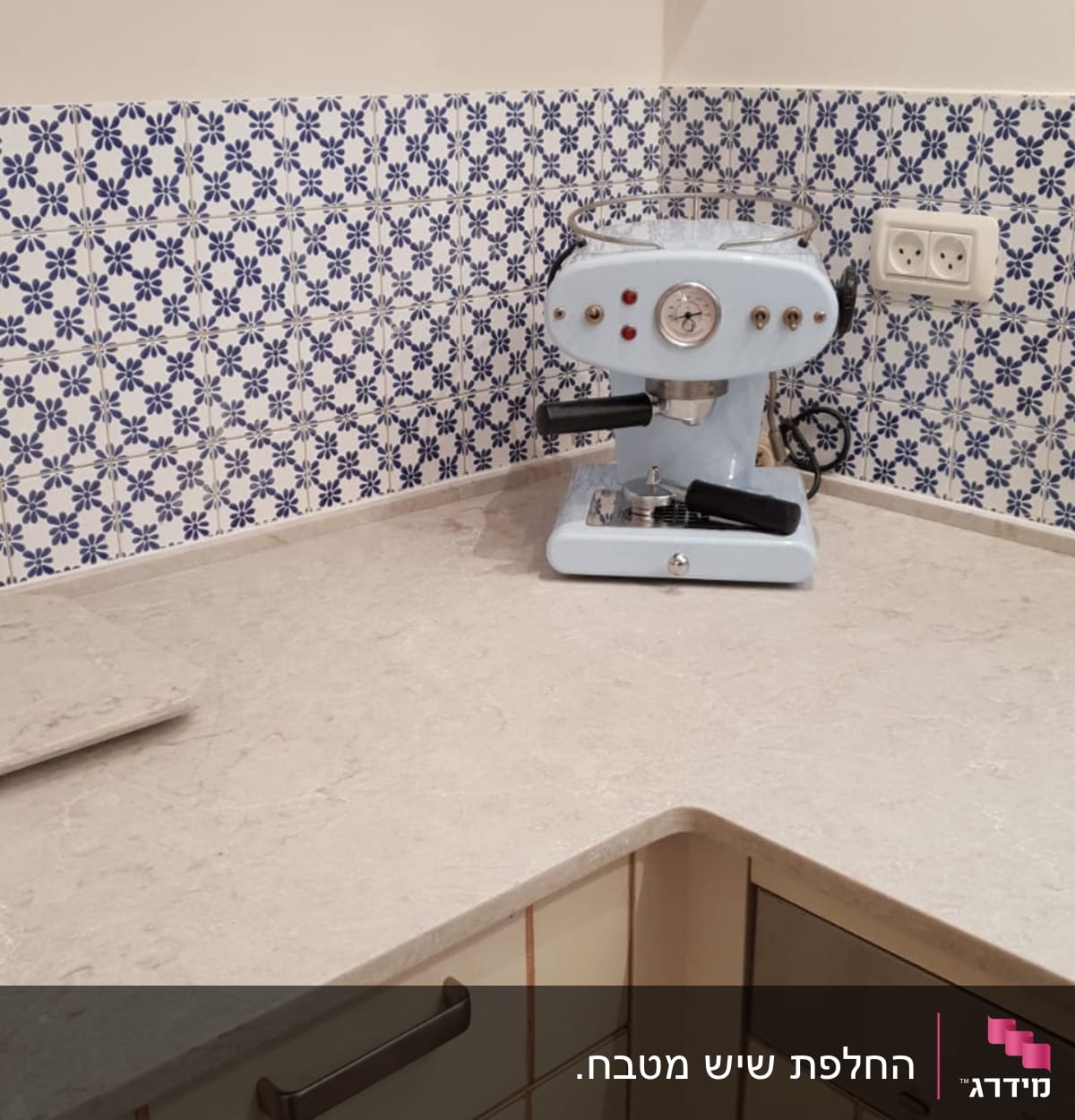 משטח שיש במטבח עם מכונת קפה